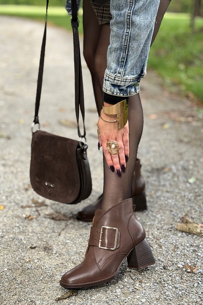 Brązowe botki damskie welurowe z ozdobną klamrą