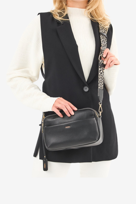 Коричнева сумка через плече з підвіскою Rieker