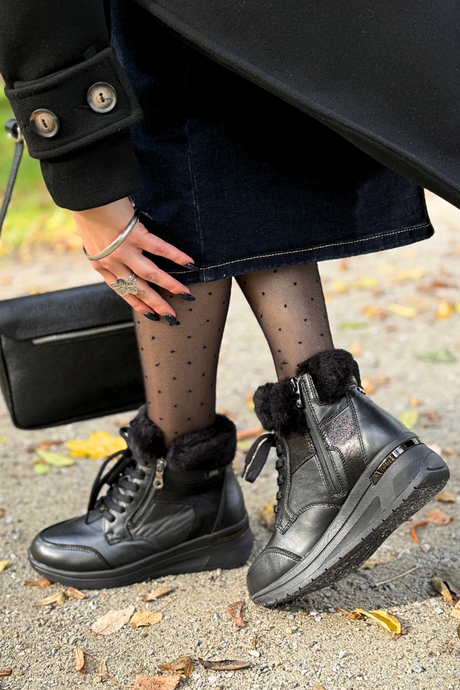Botki skórzane czarne na koturnie sznurowane z zamkiem