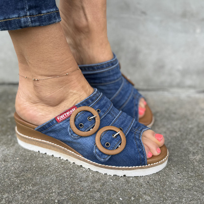 Джинсові штани Artiker з бежевою пряжкою на танкетці