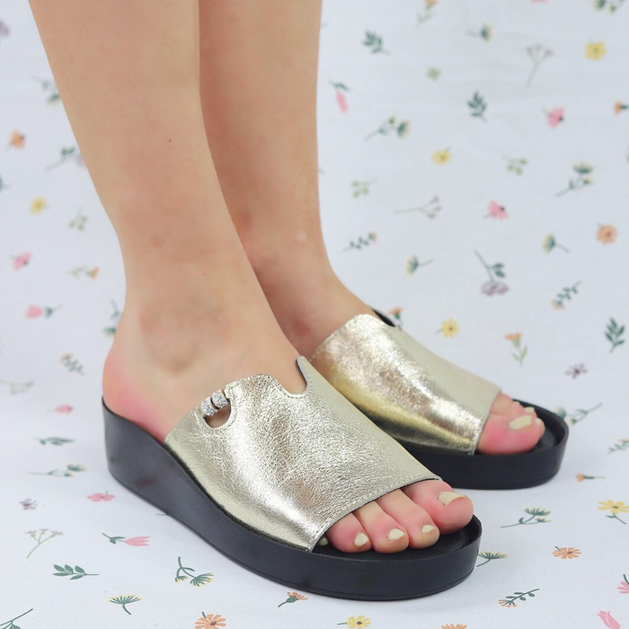 Skórzane klapki na koturnie złote T. Sokolski