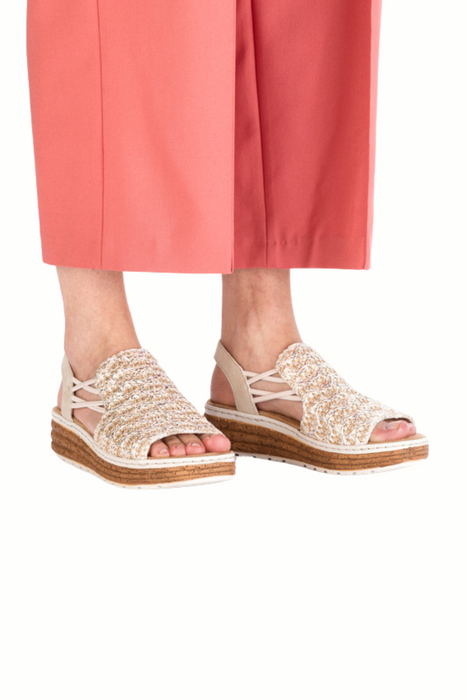 Бежеві сліпони на танкетці від Rieker