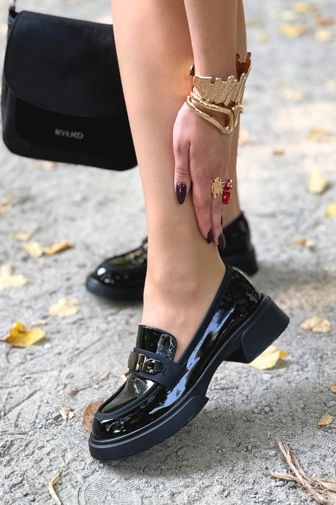 Бежеві шкіряні кросівки на перфорованій танкетці