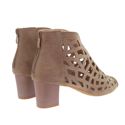 Beżowe ażurowe zamszowe botki na klocku M. Daszyński