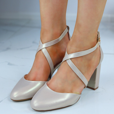 Złote sandały na słupku Sergio Leone