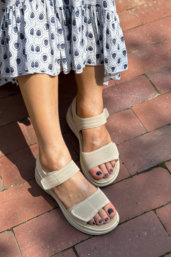 Beżowe sandały damskie lekkie na rzep