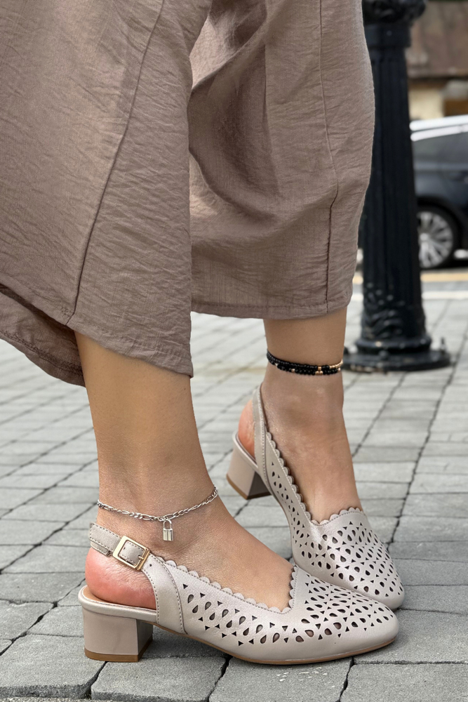 Beżowe czółenka ażurowe na klocku