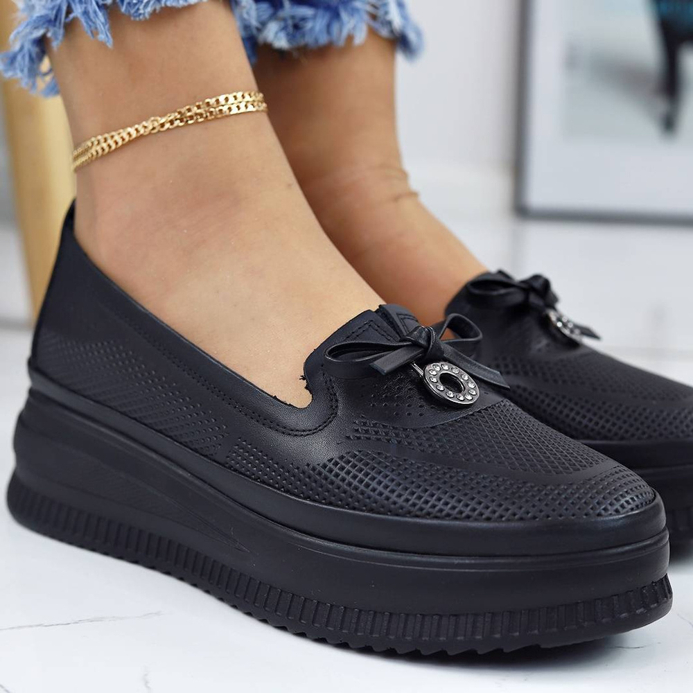 Skórzane półbuty w kolorze czarnym na koturnie Ravini