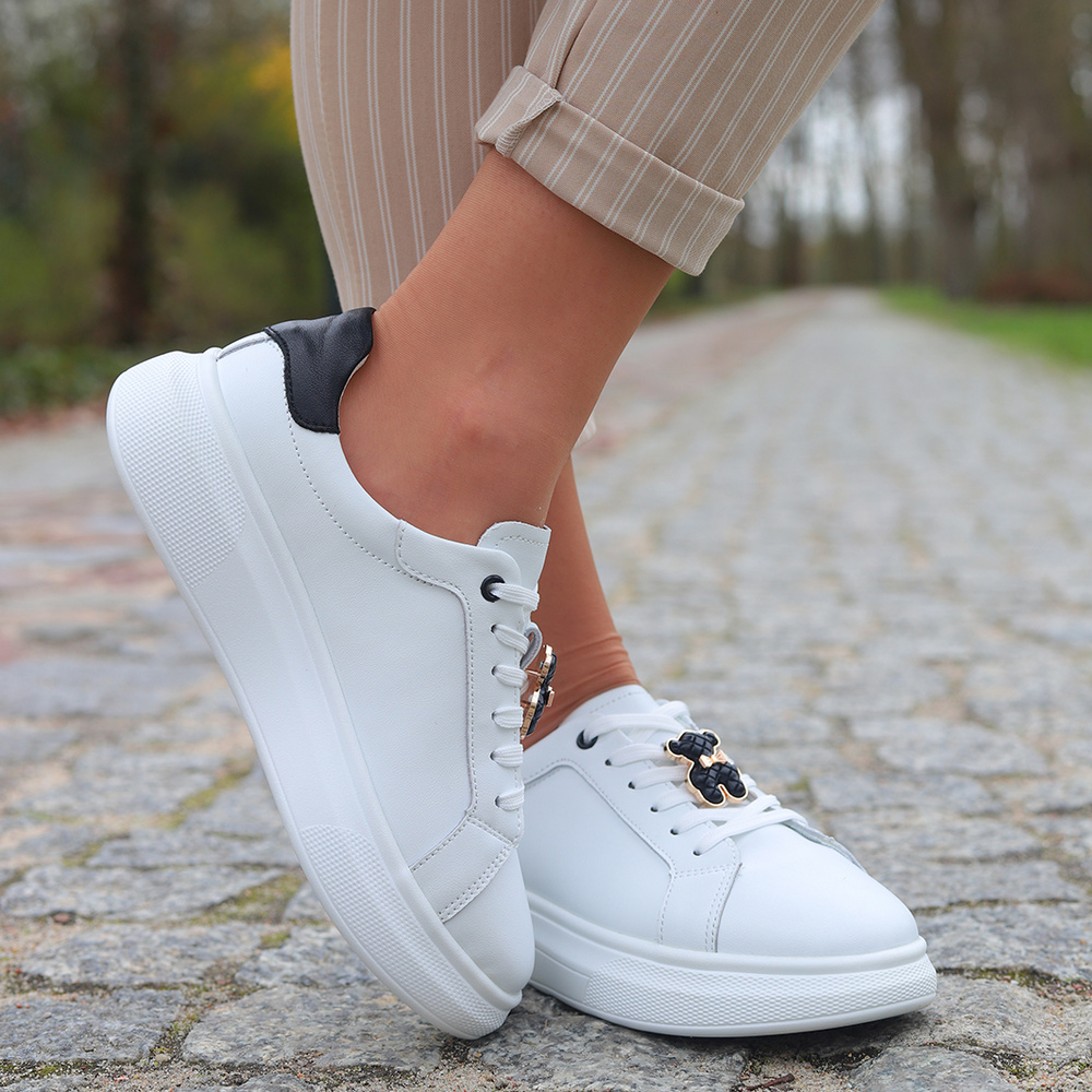 Sneakersy skórzane białe z czarnym misiem na sznurówkach Vinceza 