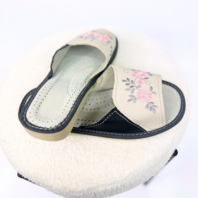 Шкіряні шльопанці саморобні з вишивкою квітів
