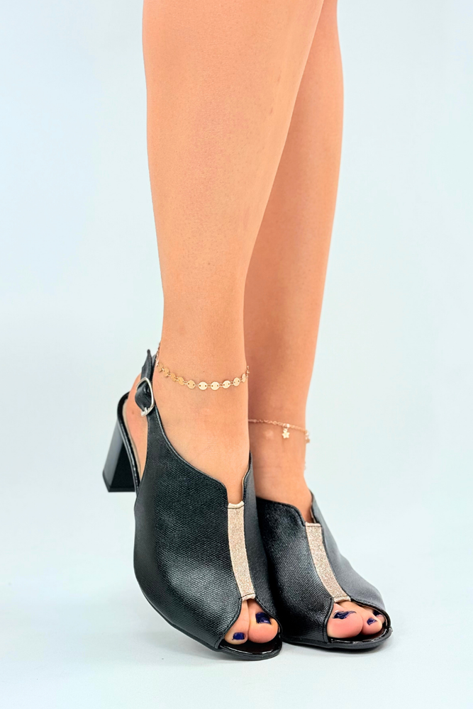 Czarne sandały z ozdobnym paskiem na obcasie