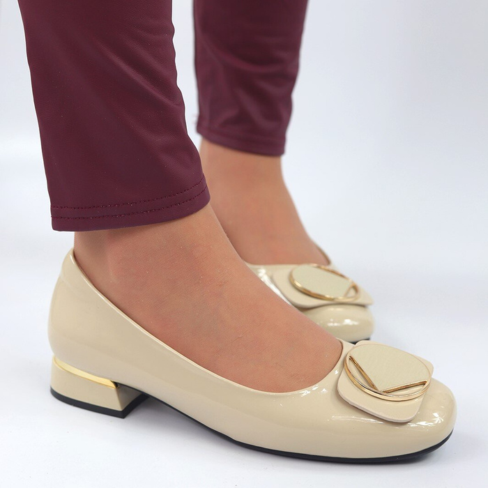 Beżowe czółenka lakierowane na niskim obcasie Loretta Vitale