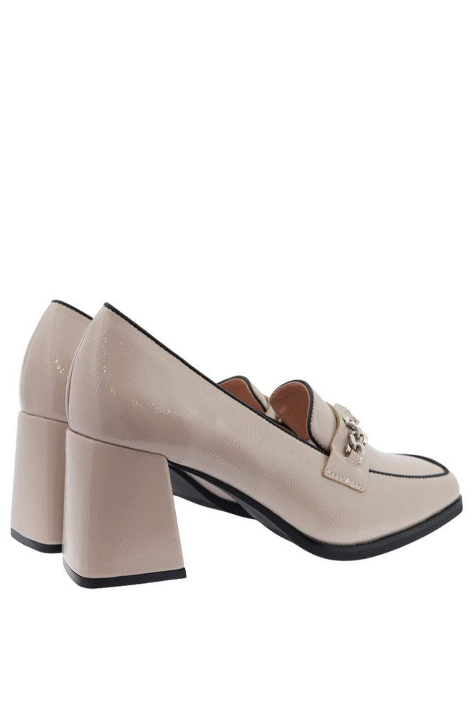 Beżowe półbuty lakierowane wsuwane na słupku