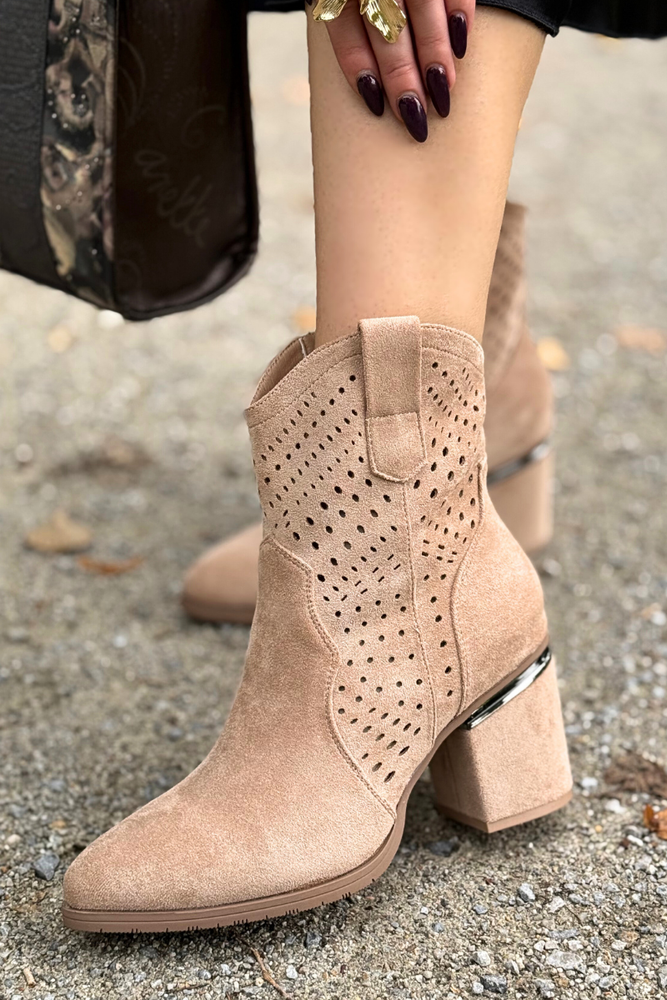 Beżowe zamszowe kowbojki ażurowe na klocku 