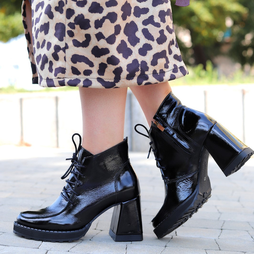 Skórzane czarne lakierowane trzewiki na słupku