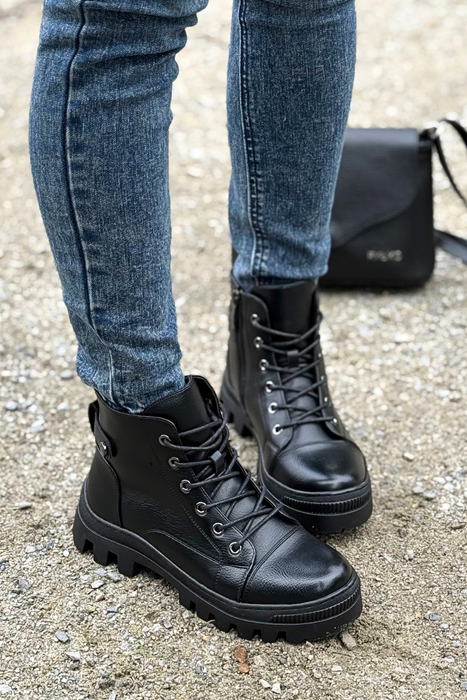 Чорні жіночі ботильйони на шнурівці