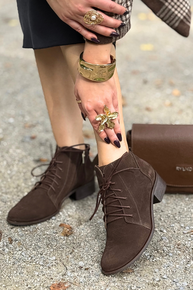 Zamszowe botki czekoladowe na obcasie sznurowane z zamkiem