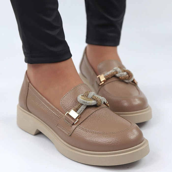 Бежеві шкіряні лофери із заплутаним вузлом у стразах від Gamis