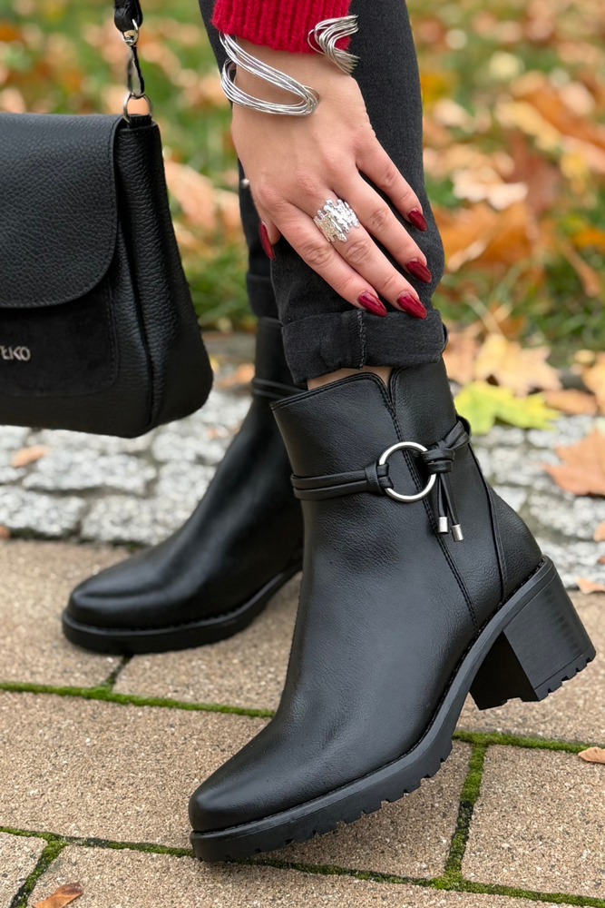 Чорні ботильйони на високих підборах із застібкою