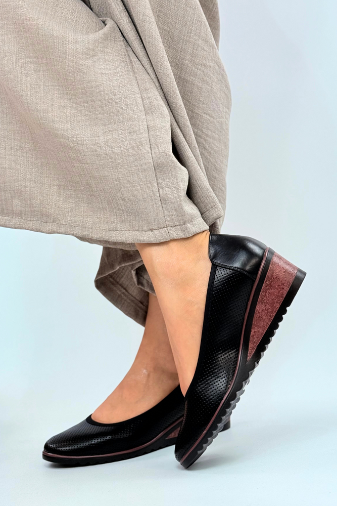 Półbuty czarne perforowane na koturnie 