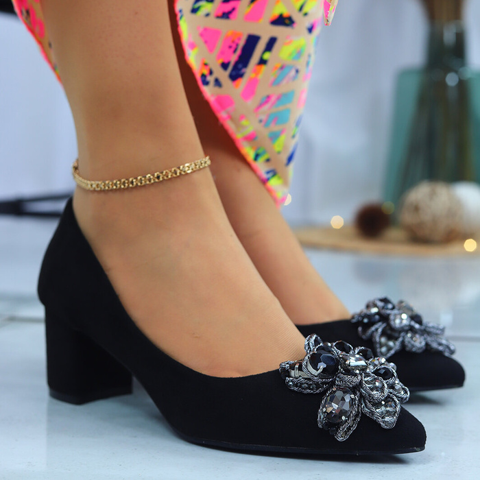 Чорні туфлі з еко-замші з кристалами від Sabatina