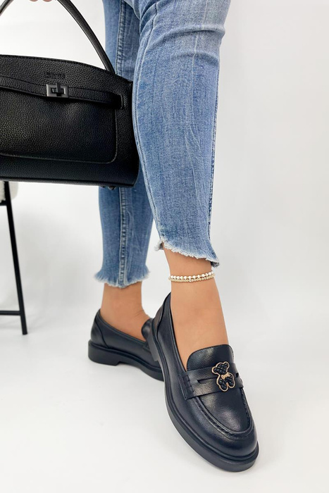 Eleganckie mokasyny czarne płaskie z ozdobą