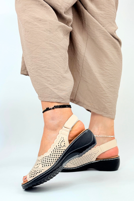 Beżowe sandały ażurowe skórzane na koturnie 