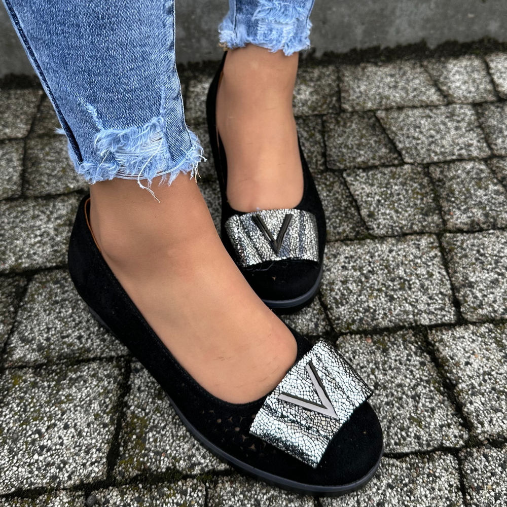 Czarne czółenka ażurowe na koturnie M. Daszyński