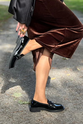 Бежеві шкіряні кросівки на перфорованій танкетці