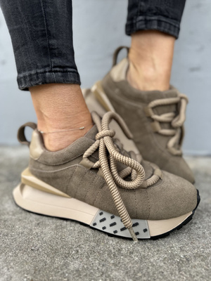 Світло-бежеві шкіряні кросівки на товстій шнурівці