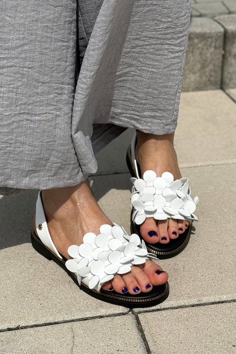 Бежеві босоніжки на низькому каблуці від Lemar