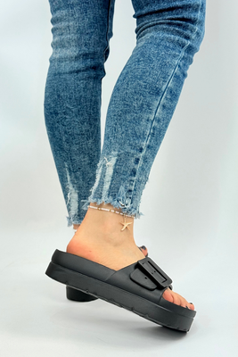 Czarne klapki damskie na platformie z klamerką