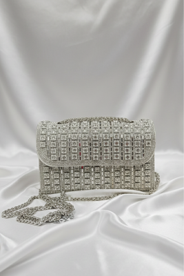 Wizytowa torebka damska w cyrkonie z klapą srebrna