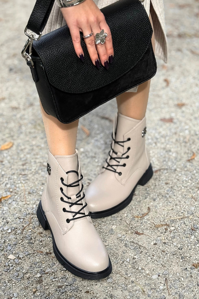 Темно-бежеві ажурні ботильйони із замшевої екошкіри