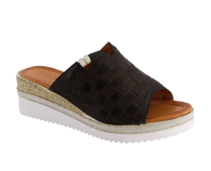 Чорні жіночі шкіряні босоніжки Venezia на танкетці