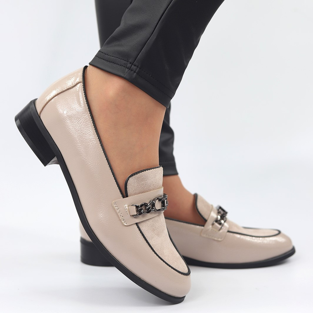 Бежеві лаковані лофери з ланцюжком Potocki