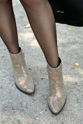 Złote botki z ekoskóry z motywem skóry węża na obcasie