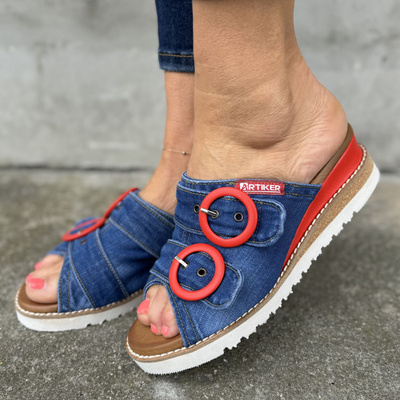 Jeansowe klapki z czerwoną klamerką na koturnie Artiker