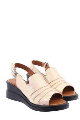 Złote skórzane sandały na koturnie 