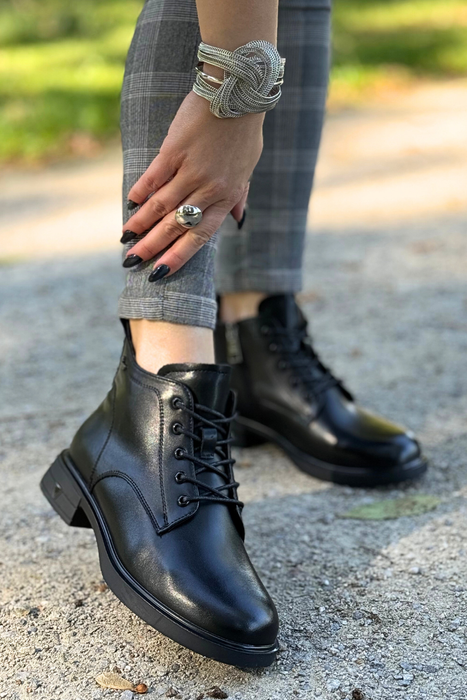 Темно-бежеві ажурні ботильйони із замшевої екошкіри