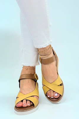 Żółte sandały damskie skórzane na koturnie