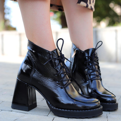 Skórzane czarne lakierowane trzewiki na słupku