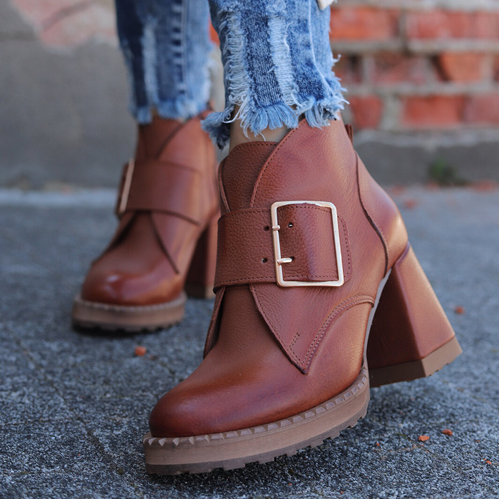 Skórzane botki z ozdobnym paskiem z klamrą na słupku