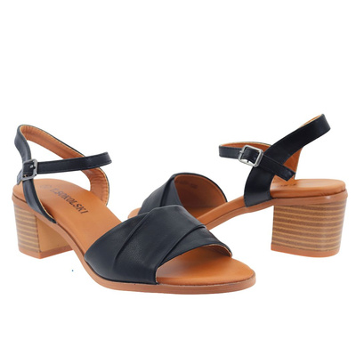 Czarne sandały na obcasie T. Sokolski