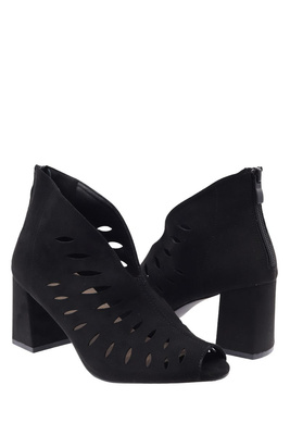 Zamszowe botki ażurowe czarne z wyciętym noskiem