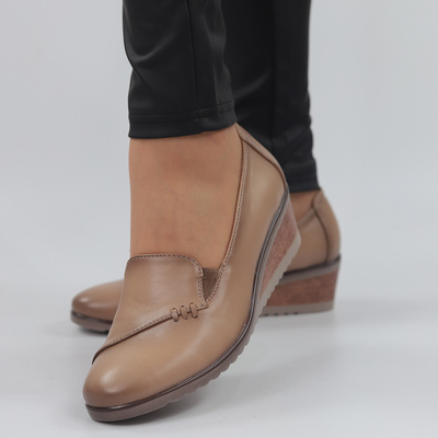 Бежеві жіночі туфлі на танкетці Potocki 