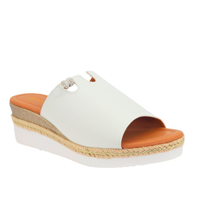 Białe klapki na koturnie Potocki