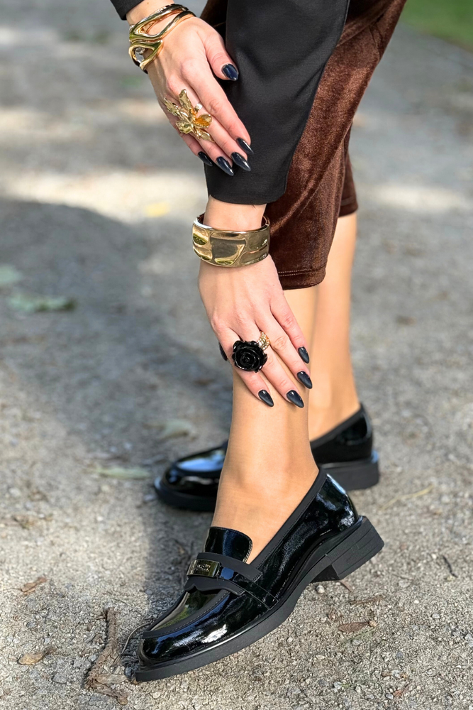 Бежеві шкіряні кросівки на перфорованій танкетці