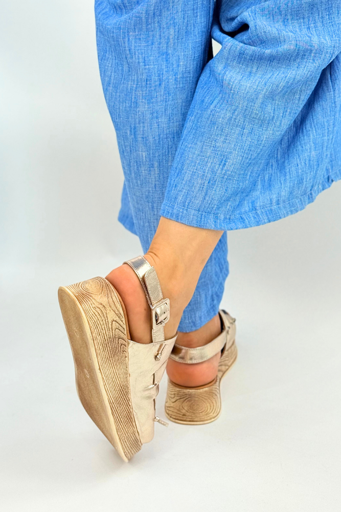 Złote metaliczne sandały skórzane na koturnie z platformą Artiker