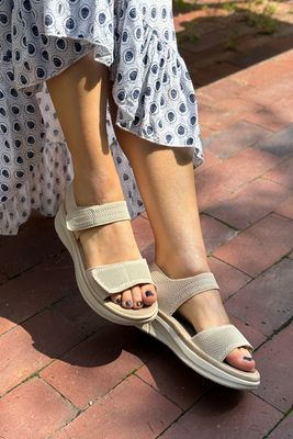 Beżowe sandały damskie lekkie na rzep